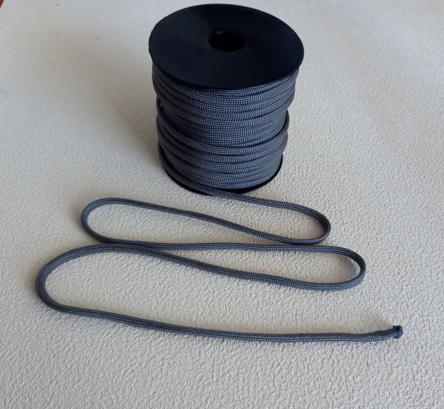 Paracord 4mm sivá