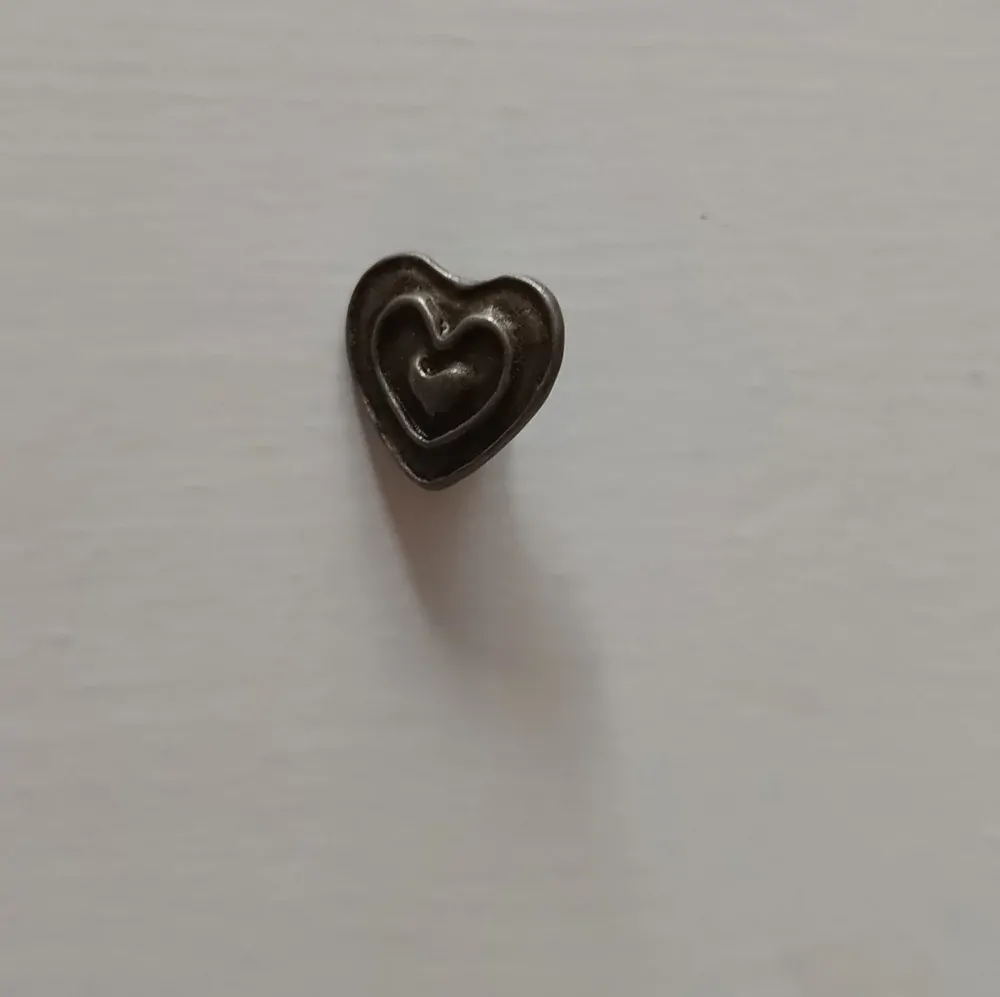 Kovové gombíky-vzor srdce 1,5cm