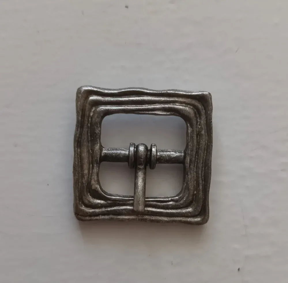 10.Obuvnícka pracka 17x17 mm staronikel