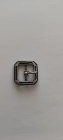 17.Obuvnícka pracka 16x16 mm staronikel s čiernou