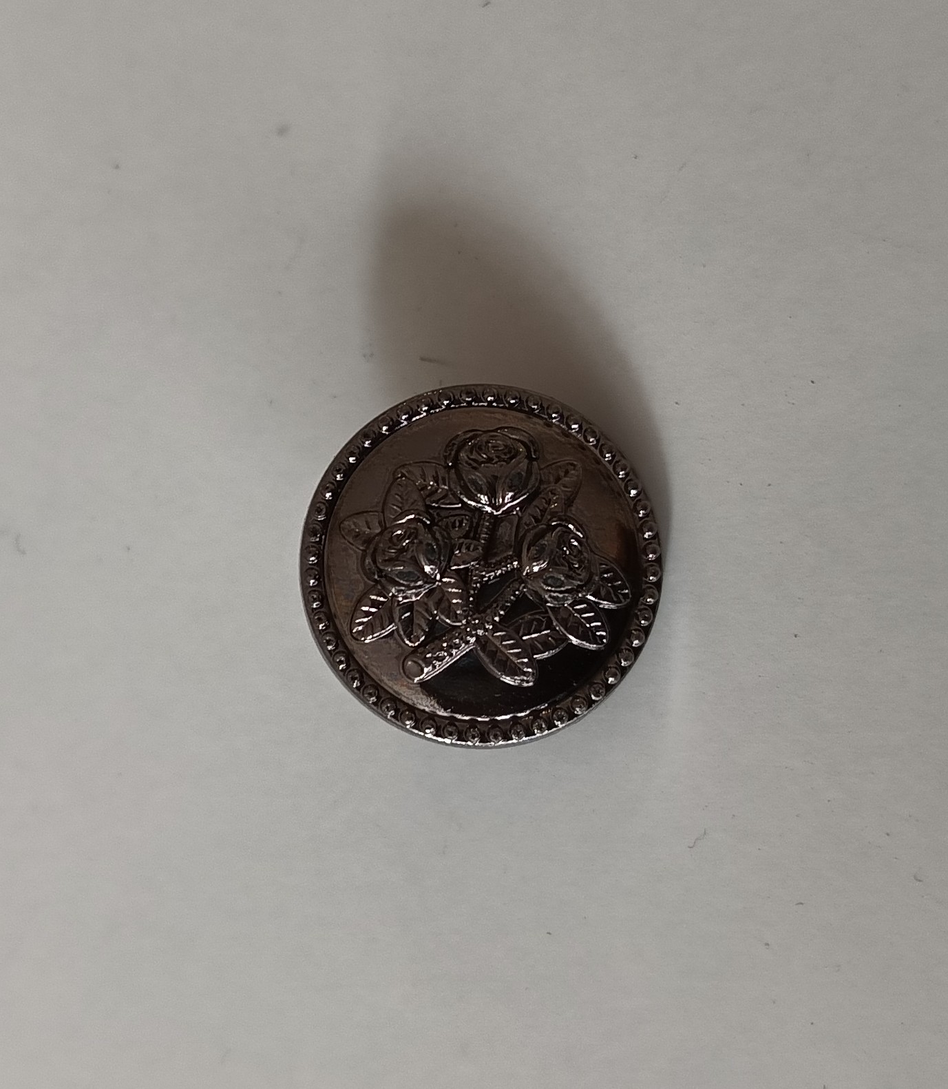 Kovové gombíky-vzor kvet 1,8cm čierny lak