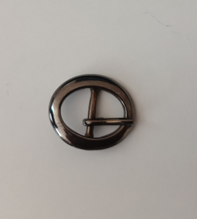 24.Obuvnícka pracka 16x12mm čierny lak
